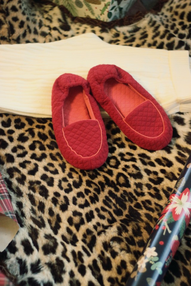 What to wear on Christmas Day, Hue quilted Shue Slippers, Hue Cable Sweater Relaxed leggings, Lord and Taylor Robe, Old Navy Plaid Shirt, Christmas Tree, Leopard skin rug, Holiday Fashion, Hallmark Gift Wrap, Christmas Tree Tinsel 