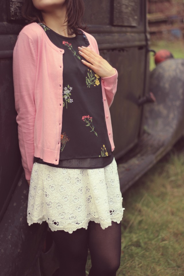 H&M Pink Cardigan, H&M Floral Blouse, Club Monaco white lace skirt, Spring Fashion, Vintage Car, Fashion Blogger