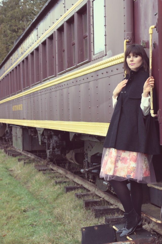 Shabby Apple Tulle Skirt, H&M black Cape, H&M Victorian Blouse, Vintage Train, steam train, fashion blogger, romantic fashion