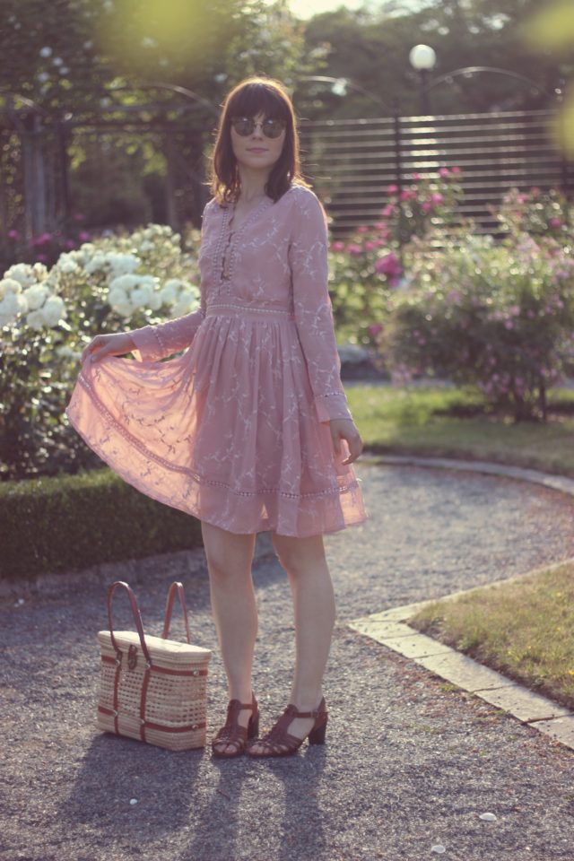 Chic Wish, Bill Skinner, vintage fashion, fashion blogger, summer fashion, summer dress, pink sun dress, picnic basket