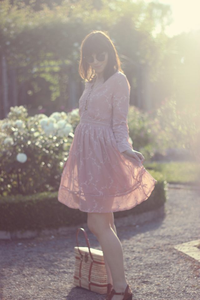 Chic Wish, Bill Skinner, vintage fashion, fashion blogger, summer fashion, summer dress, pink sun dress, picnic basket