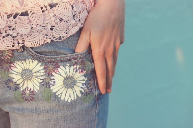 #fearnomess, #stylebymethod, DIY Hand Painted Jeans, Method Laundry Detergent , floral jeans,