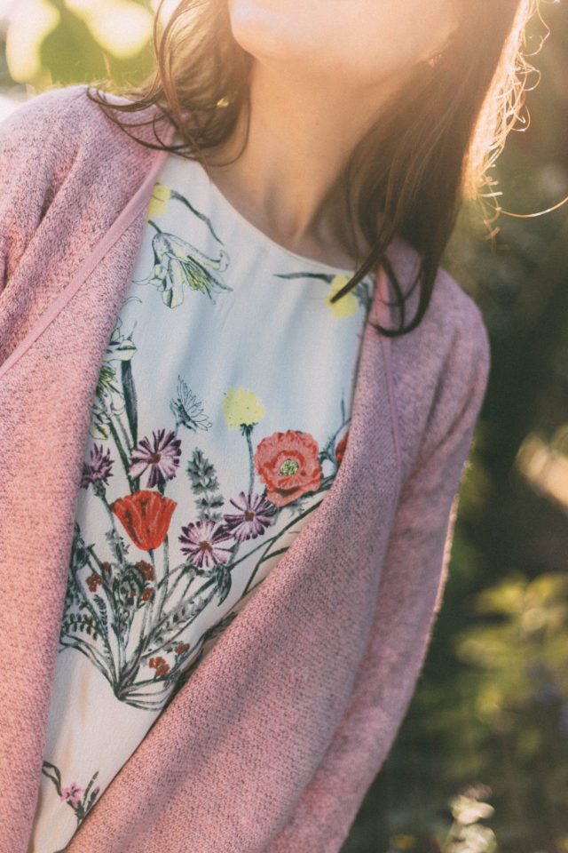JUST KNITTED OPEN COAT IN PINK, Chic Wish, Mixology Basic Tees, Vero Moda, Floral Dress, Sunday Somewhere, Sun Jellies