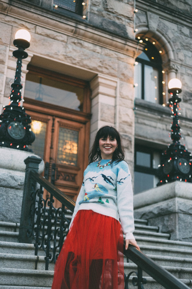 Victoria Emerson, Bronze Purple and Turquoise Statement Necklace, Silicone Powder Blue Floral Statement Necklace by: Victoria Emerson, Multicolor Geometric Statement Earrings, Statement Jewellery, H&M Pleated Tulle Skirt, Christmas Sweater, Holiday outfit ideas, Christmas fashion