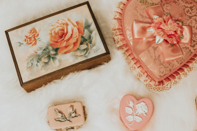 Vintage home decor thrift store haul, vintage jewellery box, vintage valentine's chocolate box, vintage candy tin, vintage trinket box,