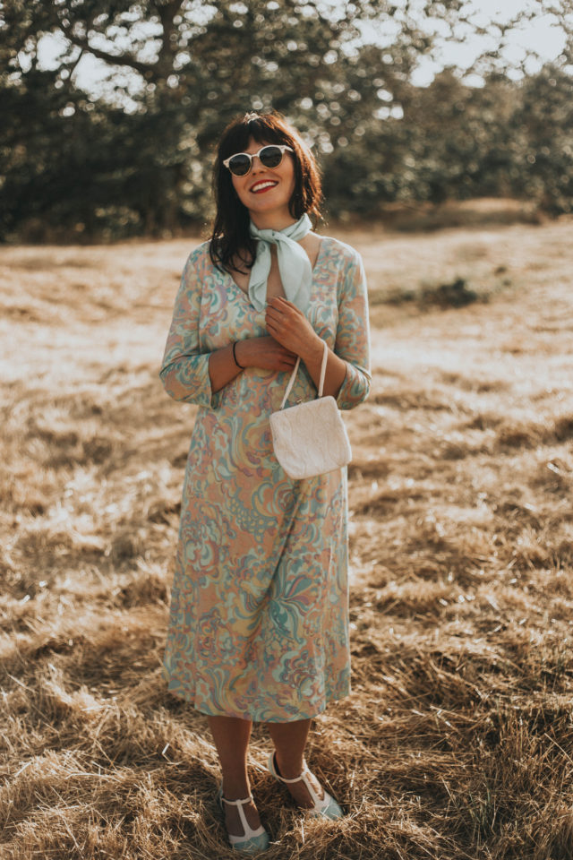 vintage 1960s shift dress, vintage ray ban sunglasses, vintage beaded purse, vintage summer fashion, vintage style, vintage blogger