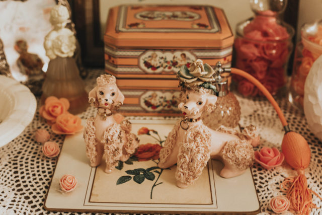 Vintage home Decor Haul, vintage cat painting, vintage spaghetti poodles, vintage home decor ideas, vintage home decor on a budget, vintage cat statues, vintage needle point,