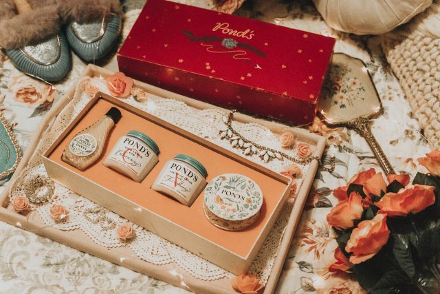 Ponds Cold cream, Ponds Skincare, Vintage Ponds Cold Cream, 1930s makeup, testing out vintage makeup, Vintage Ponds from the 1930s, vintage makeup packaging,