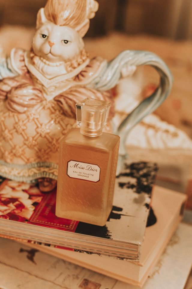 Vintage perfumes you can still buy today, vintage fragrances, vintage perfumes, 4711 cologne, Estee Lauder Youth Dew, Florida Water, Evening win Paris, Miss Dior 1947, Nina Ricci L'Air du Temp, Blue Waltz, Chanel No 5., Charlie by Revlon, Vintage cosmetics, vintage cologne,