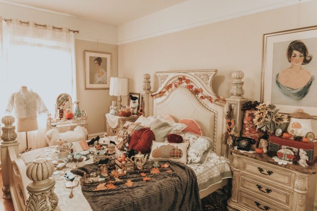 autumn vintage bedroom tour, fall shabby chic bedroom tour, vintage bedroom tour, autumn home decor, fall home decor, vintage fall home decor, vintage autumn home decor