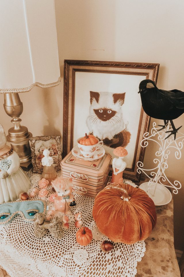 autumn vintage bedroom tour, fall shabby chic bedroom tour, vintage bedroom tour, autumn home decor, fall home decor, vintage fall home decor, vintage autumn home decor