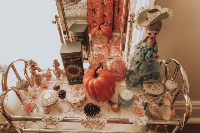 autumn vintage bedroom tour, fall shabby chic bedroom tour, vintage bedroom tour, autumn home decor, fall home decor, vintage fall home decor, vintage autumn home decor