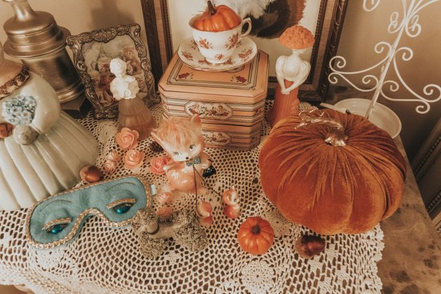 autumn vintage bedroom tour, fall shabby chic bedroom tour, vintage bedroom tour, autumn home decor, fall home decor, vintage fall home decor, vintage autumn home decor