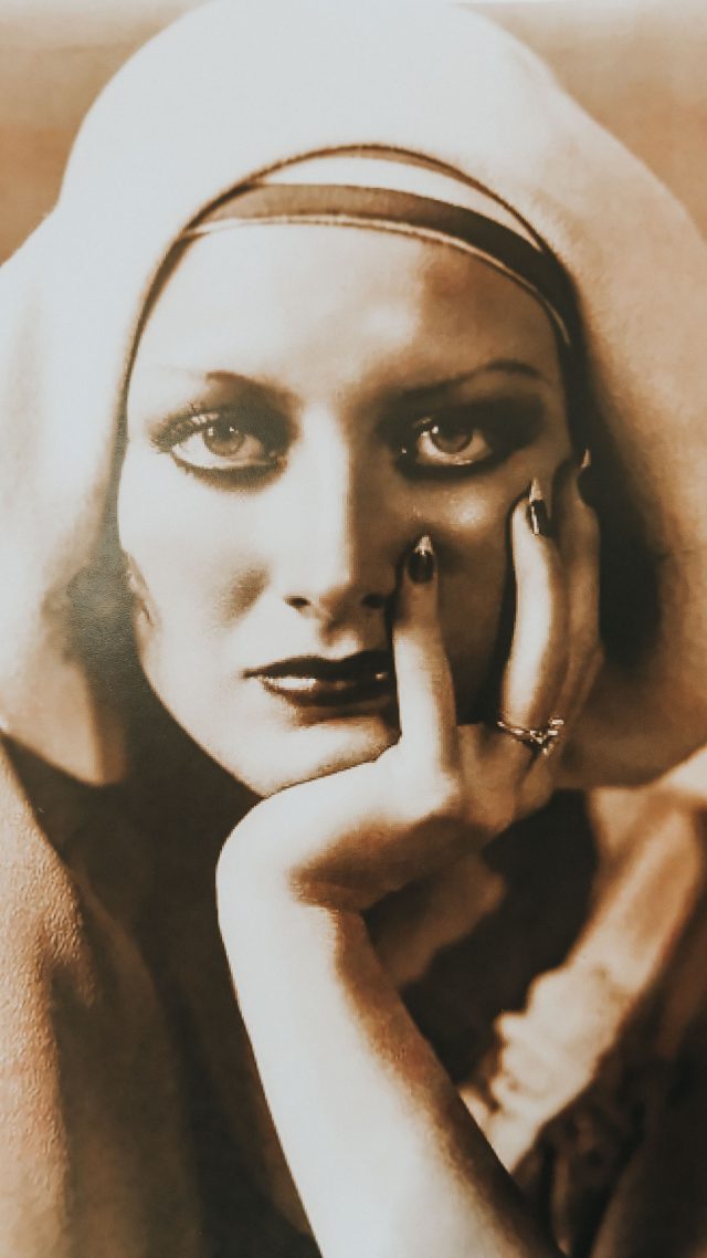 Joan Crawford, 1930s manicure trend, half moon manicure, 1930s manicure trends, 1930s Nail art, Joan Crawford 1930s manicure trends, Art Deco manicure 