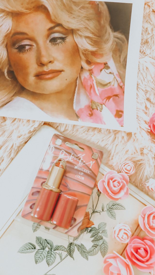Dolly Parton, Dolly Parton's Favorite Beauty Products, Dolly Parton Beauty Secrets, Dolly Parton Beauty Tips 