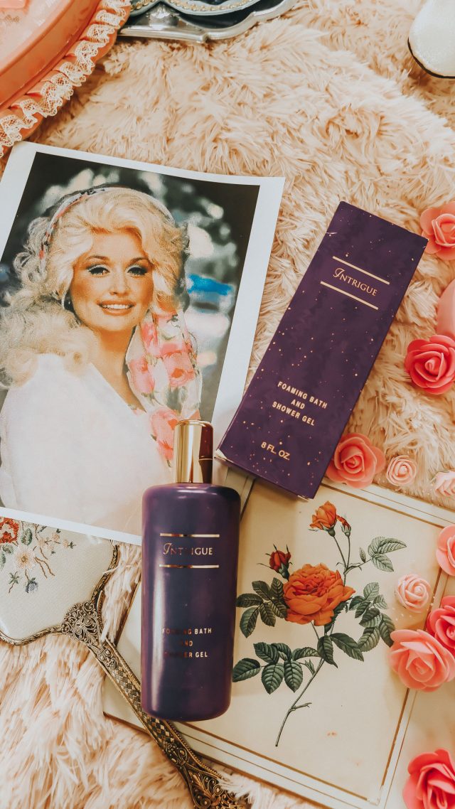 Dolly Parton, Dolly Parton's Favorite Beauty Products, Dolly Parton Beauty Secrets, Dolly Parton Beauty Tips 